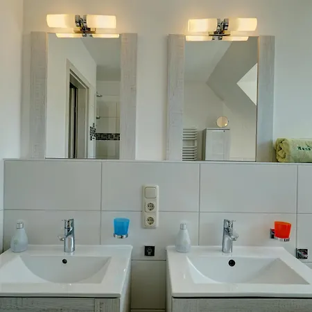 Haus Sorgenfrei, 900 M Vom Entfernt, Zentral Gelegen, Perfekt Fuer Familien & Freunde, Drei Schlafzimmer Λίμπεκ